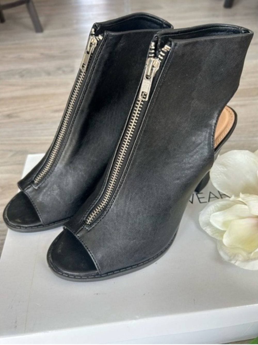 🌸 NEW w/blemish Black Peep-Toe faux leather Ankle Boots 8